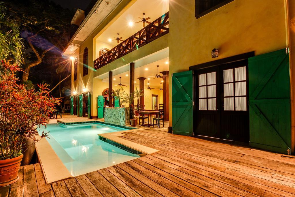 Family Suite @ Mahogany Hall Сан-Игнасио Экстерьер фото