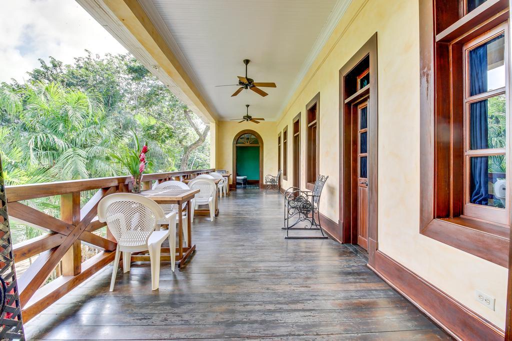 Family Suite @ Mahogany Hall Сан-Игнасио Экстерьер фото