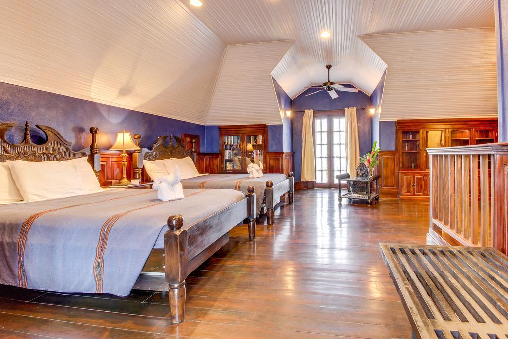 Family Suite @ Mahogany Hall Сан-Игнасио Экстерьер фото