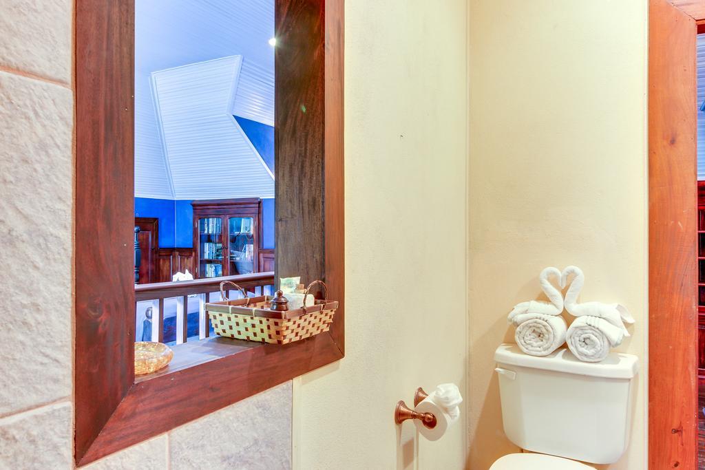 Family Suite @ Mahogany Hall Сан-Игнасио Экстерьер фото
